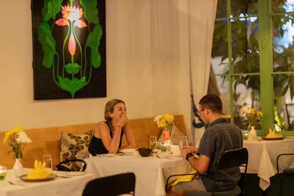 i turisti cenando al ristorante Jomno