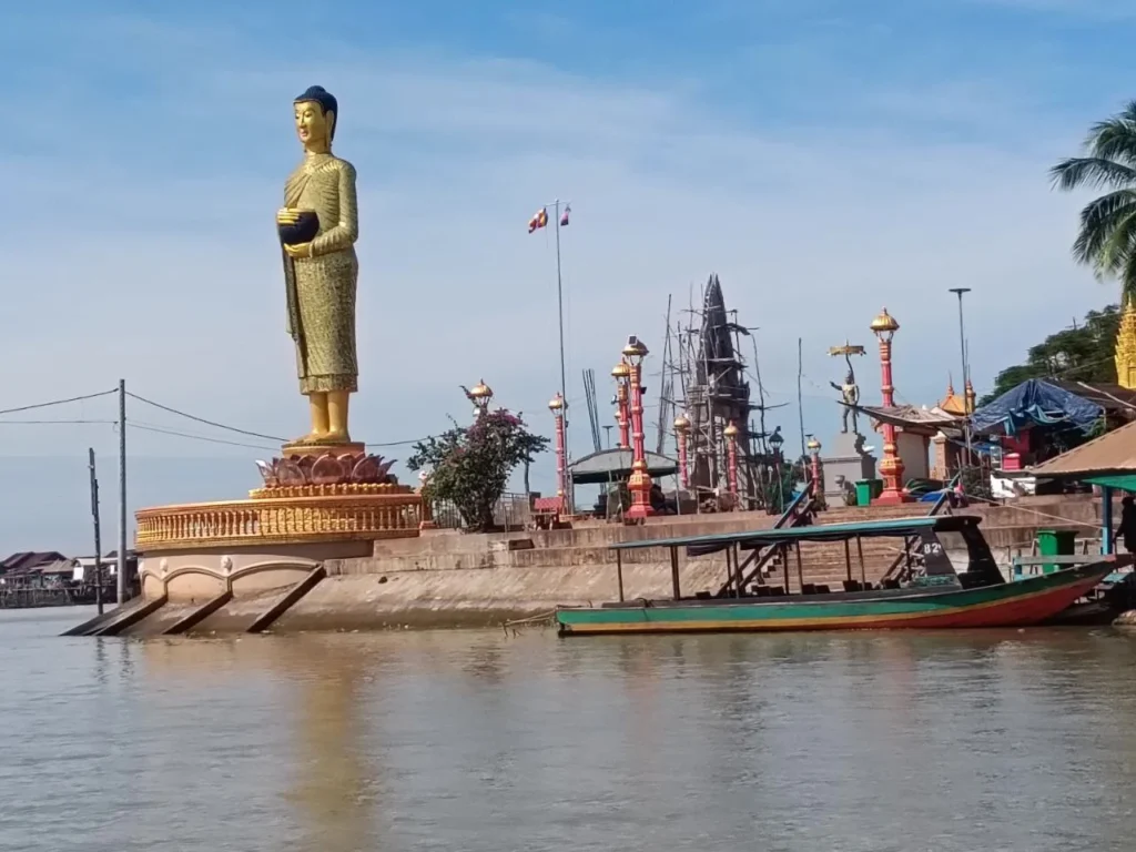 Guida privata italiana indica la statua enorme del Budda a Kampong Khleang di Siem Reap
