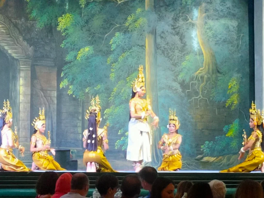 Turisti imparano a cucinare piatti tradizionali khmer con guida italiana in un corso culinario