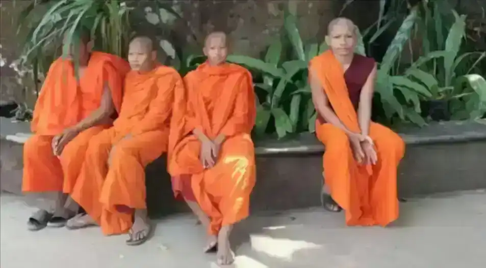 Monaci budisti e Guida italiana spiega i volti di pietra di Bayon a Siem Reap
