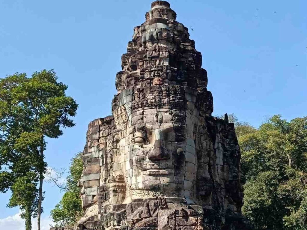 volti di pietra sorridenti della Porta Ovest ad Angkor Thom