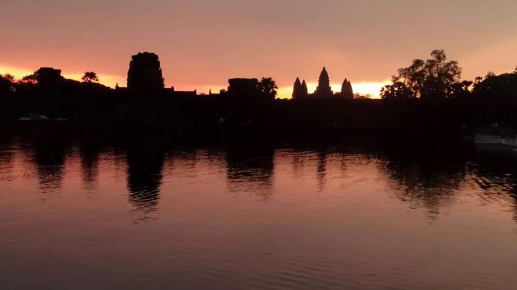 Vista iconica di Angkor Wat all'alba, meta imperdibile per un tour privato con guida italiana a Siem Reap. Le torri principali si stagliano contro il cielo serale.