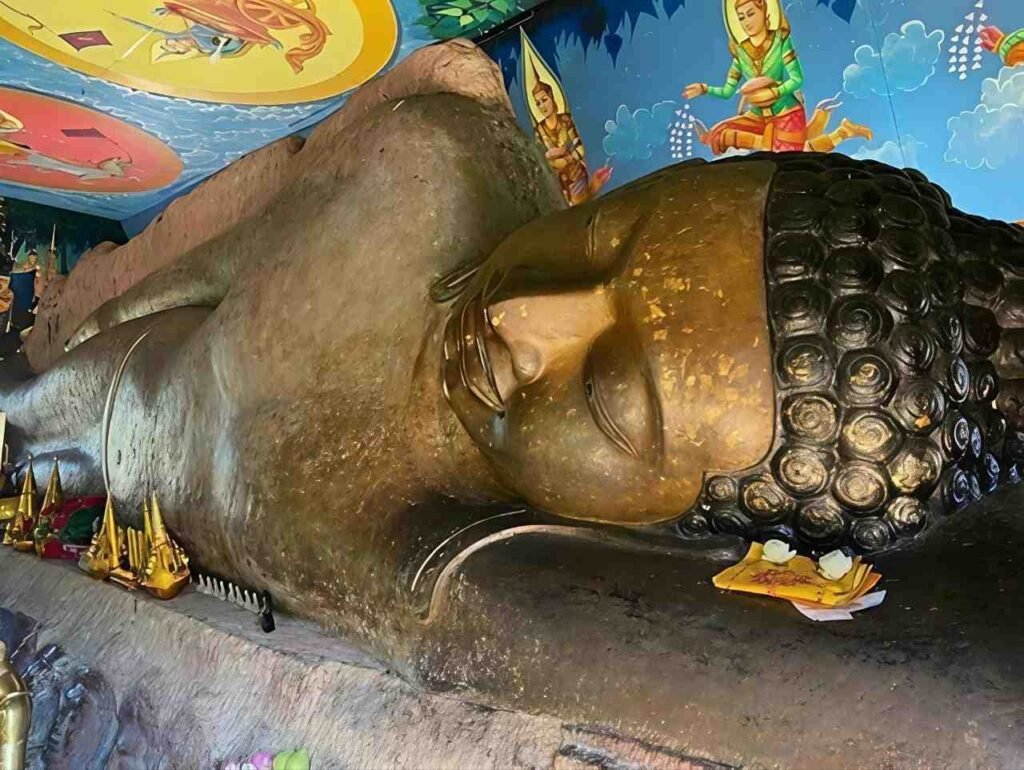 Buddha reclinato di Preah Ang Thom scolpito nella roccia sul Monte Kulen, Cambogia.