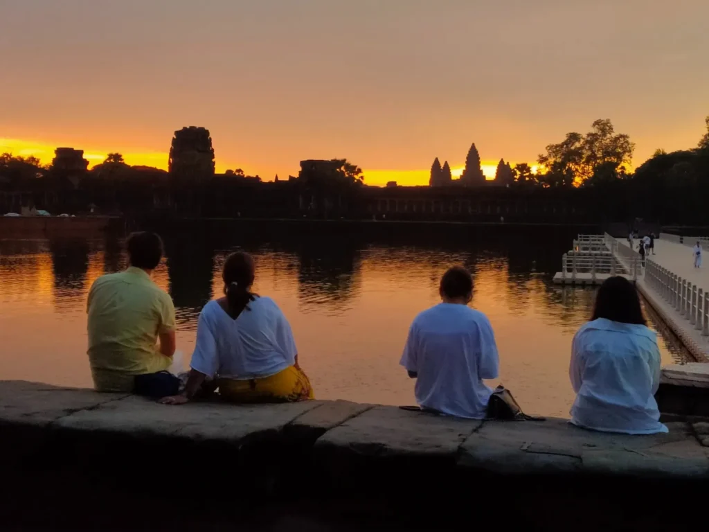 Tour privati Angkor Wat con guida italiana Cambogia che spiega i templi a turisti