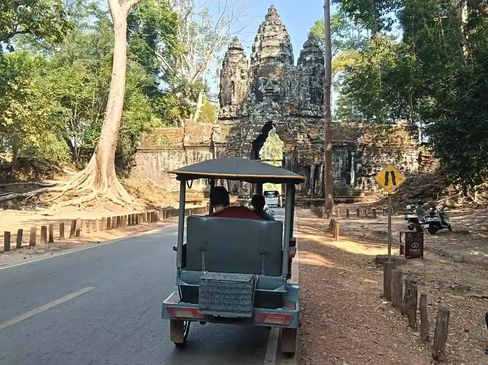 tuk tuk guida cambogia.jpg