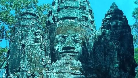 Guida turistica italiana che spiega la storia e i bassorilievi del tempio di Angkor Wat